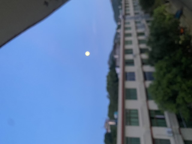 我想从你的窗子里看月亮
