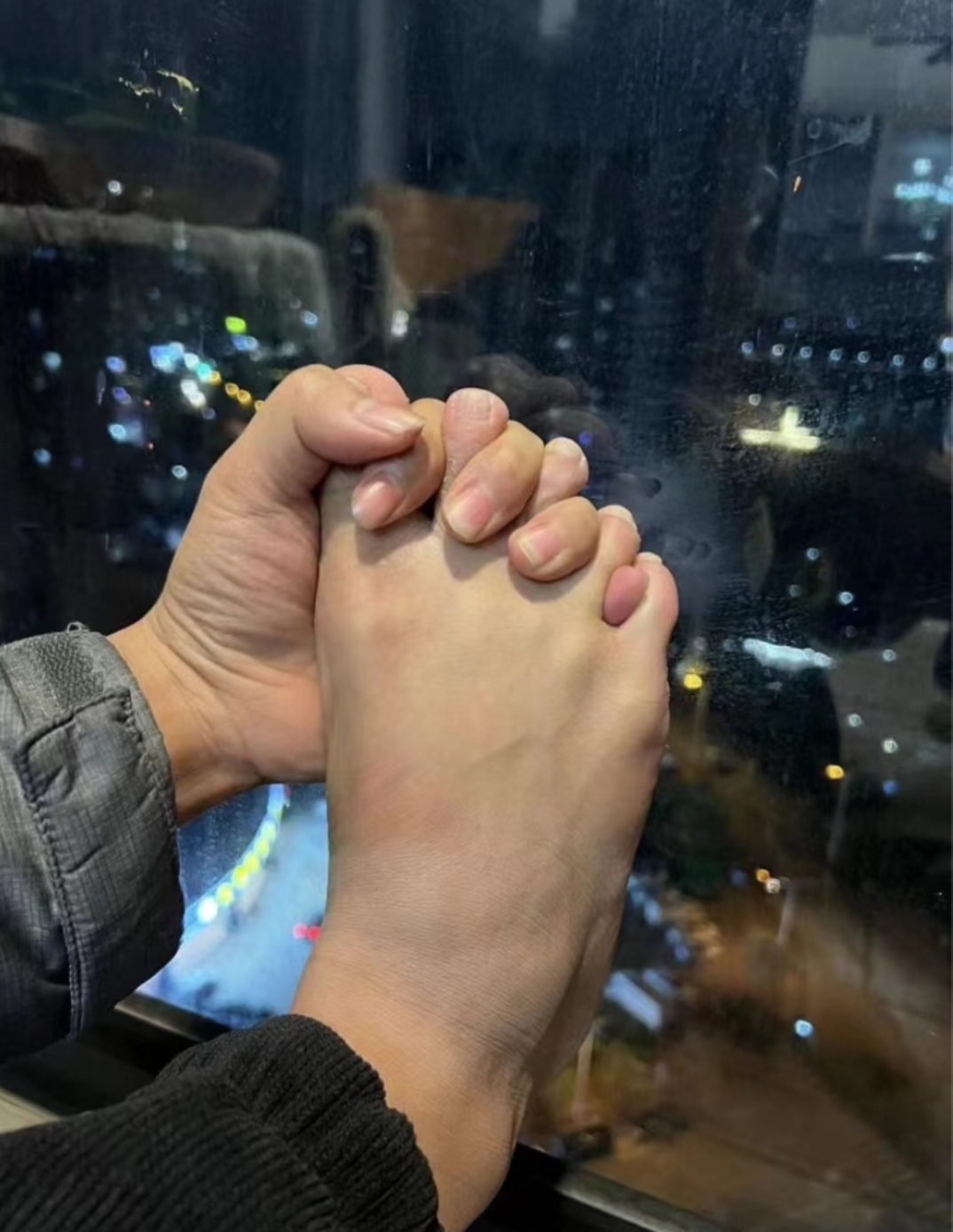 十指紧扣，不分不离